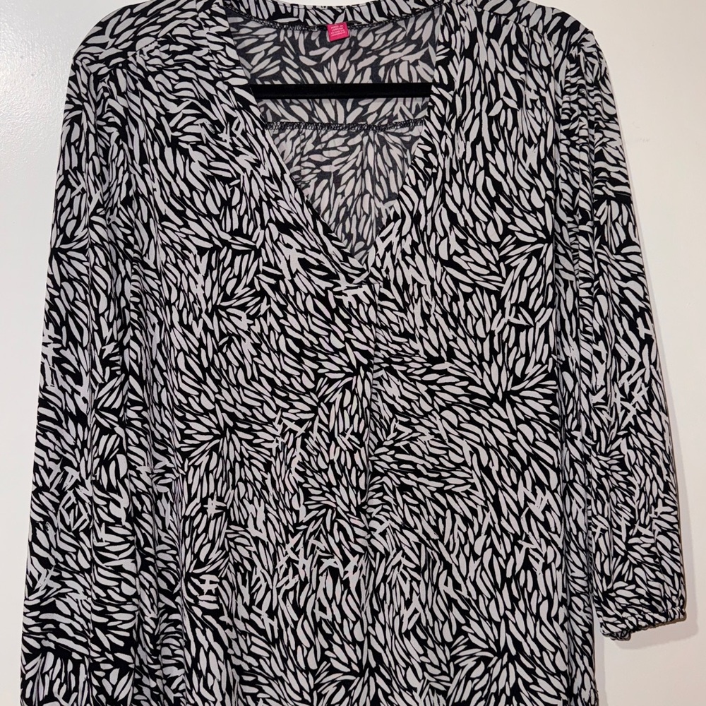 Vince Camuto Monochrome Leaf Print Blouse